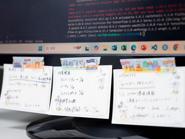 期日までにやるべき「タスク」を書いた付箋が貼られた研究用のPCモニター